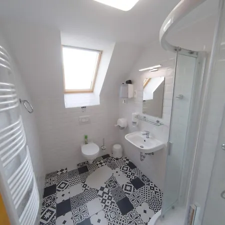 Kun Pista Vendeghaz Iii 3*