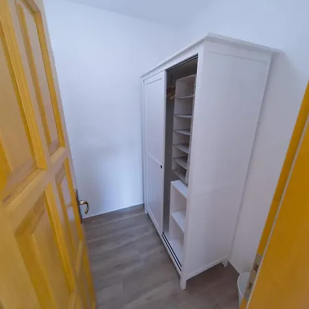 Kun Pista Vendeghaz Iii 3*