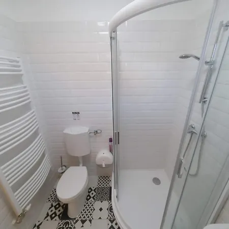 Kun Pista Vendeghaz Iii 3*